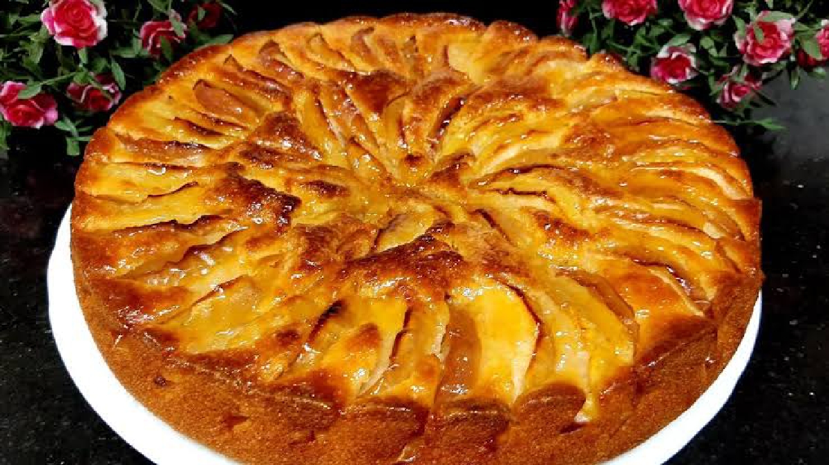 كيكة تفاح مقلوبة بالزبدة وصوص كراميل كيك الشتا الناعم