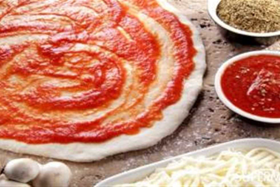 طريقة عمل عجينة البيتزا الهشة في المنزل لضمان النظافة وتوفير المال