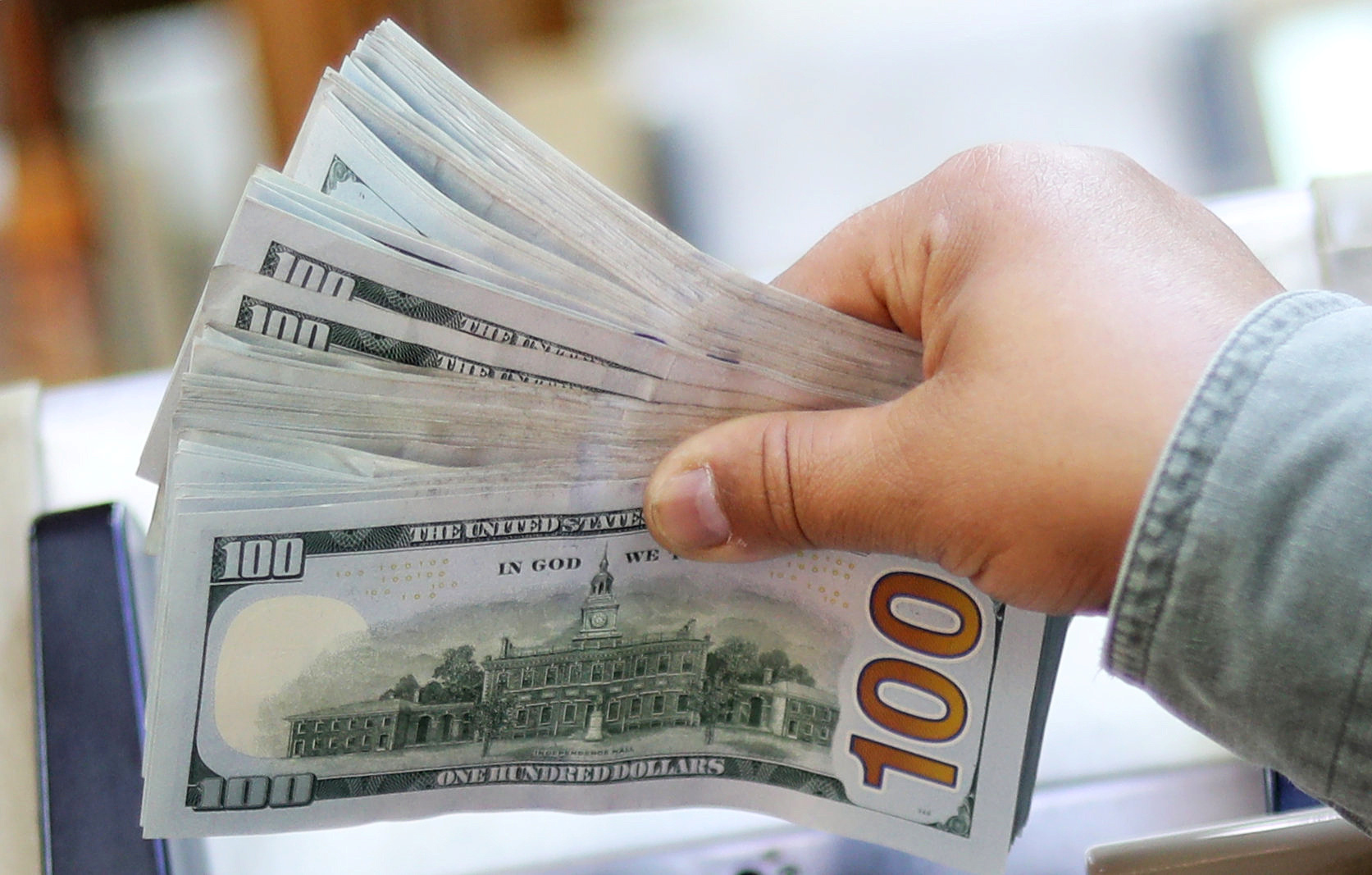 رسميا.. سعر الدولار يتخطي ال 50 جنيهاً في البنوك أمام الجنيه المصري فى أخر التعاملات