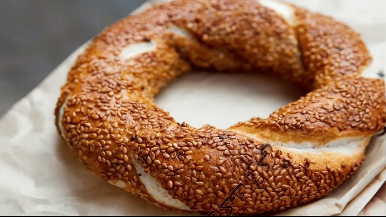 بعجينة قطنية رائعة.. طريقة عمل الكعك التركي بالسمسم بخطوات سهلة ومكونات بسيطة بطعم لذيذ مع الشاي