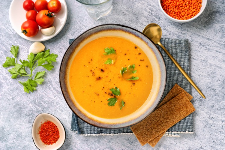 وجبة اقتصادية.. خطوات عمل شوربة العدس المصرية بالطريقة التقليدية