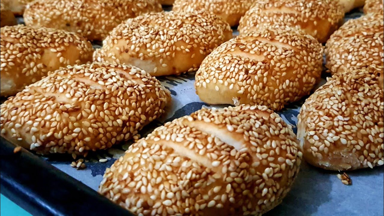 فطائر السمسم بحشوة اقتصادية هشة وإسفنجية
