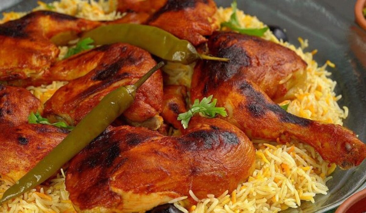 تعلمي سر تحضير مندي الدجاج في البيت بخطوات سهلة ومكونات بسيطة مثل المطاعم