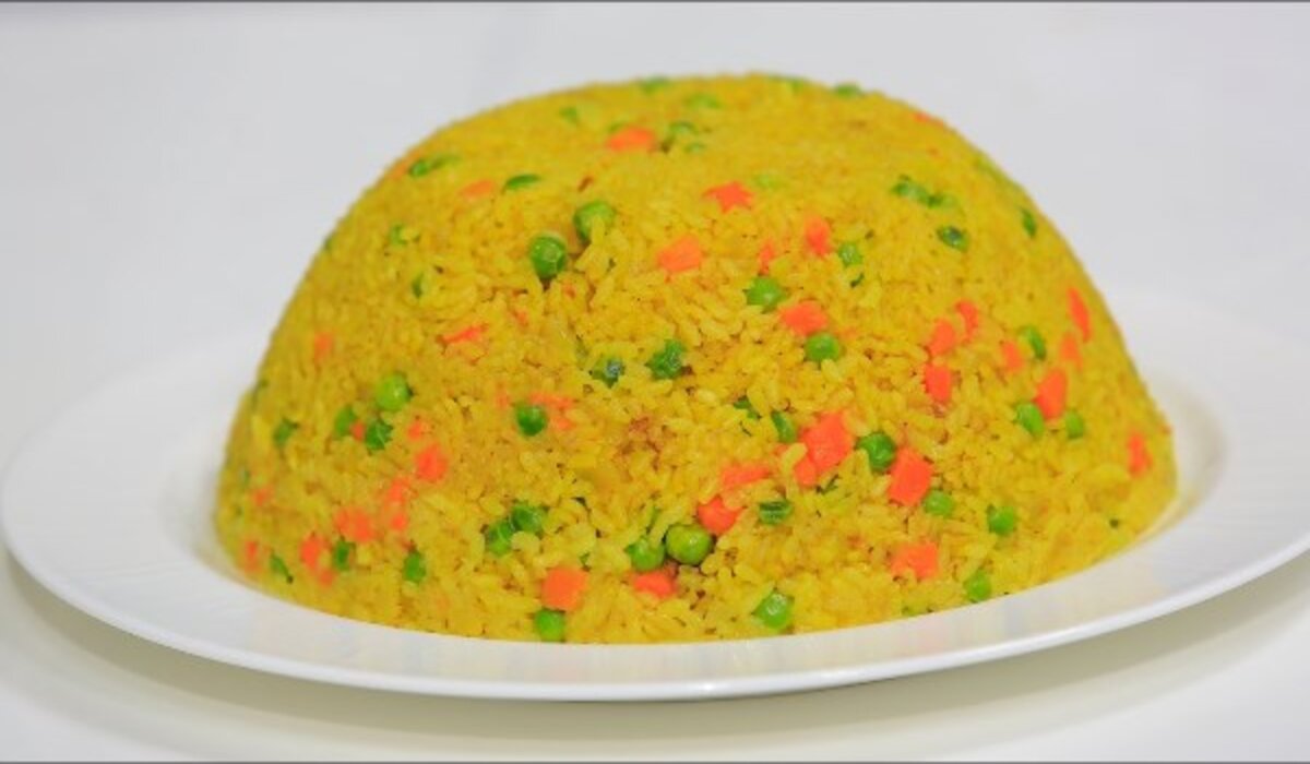 أكلة الشتاء اللي بتدفي.. طريقة عمل الأرز بالبسلة والجزر والكاري بخطوات بسيطة وواضحة