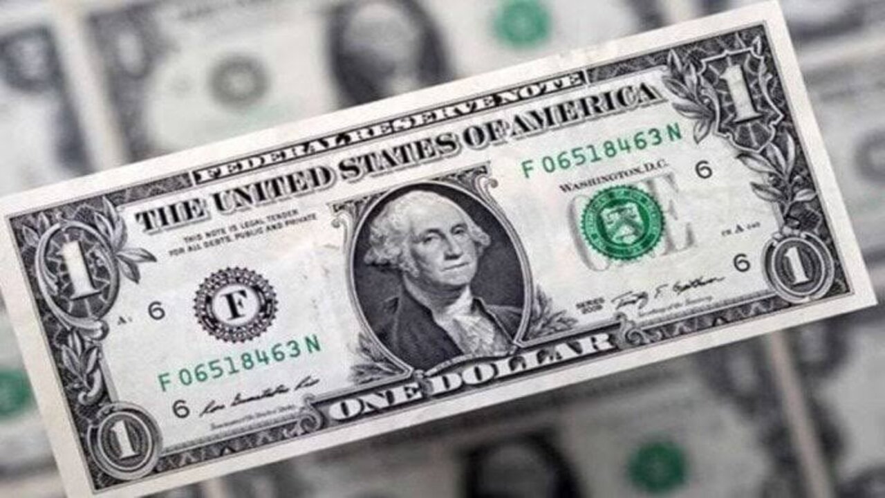 هبوط مستمر للدولار في  السوق العراقي.. فهل يقترب من سعر الصرف الرسمي وكم يبلغ 100 دولار اليوم في العراق؟ 