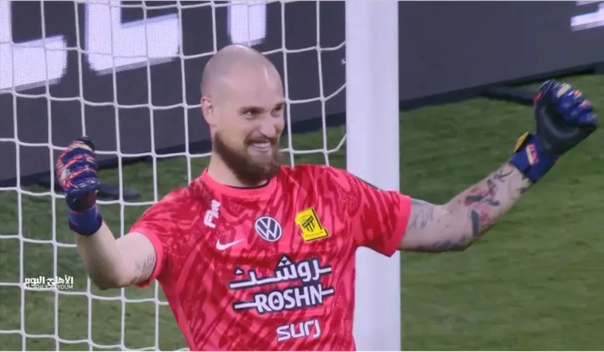 “إنها لعبة حظ!”.. أول تعليق من حارس الاتحاد رايكوفيتش على تصديه لثلاث ركلات جزاء أمام الهلال في كاس الملك