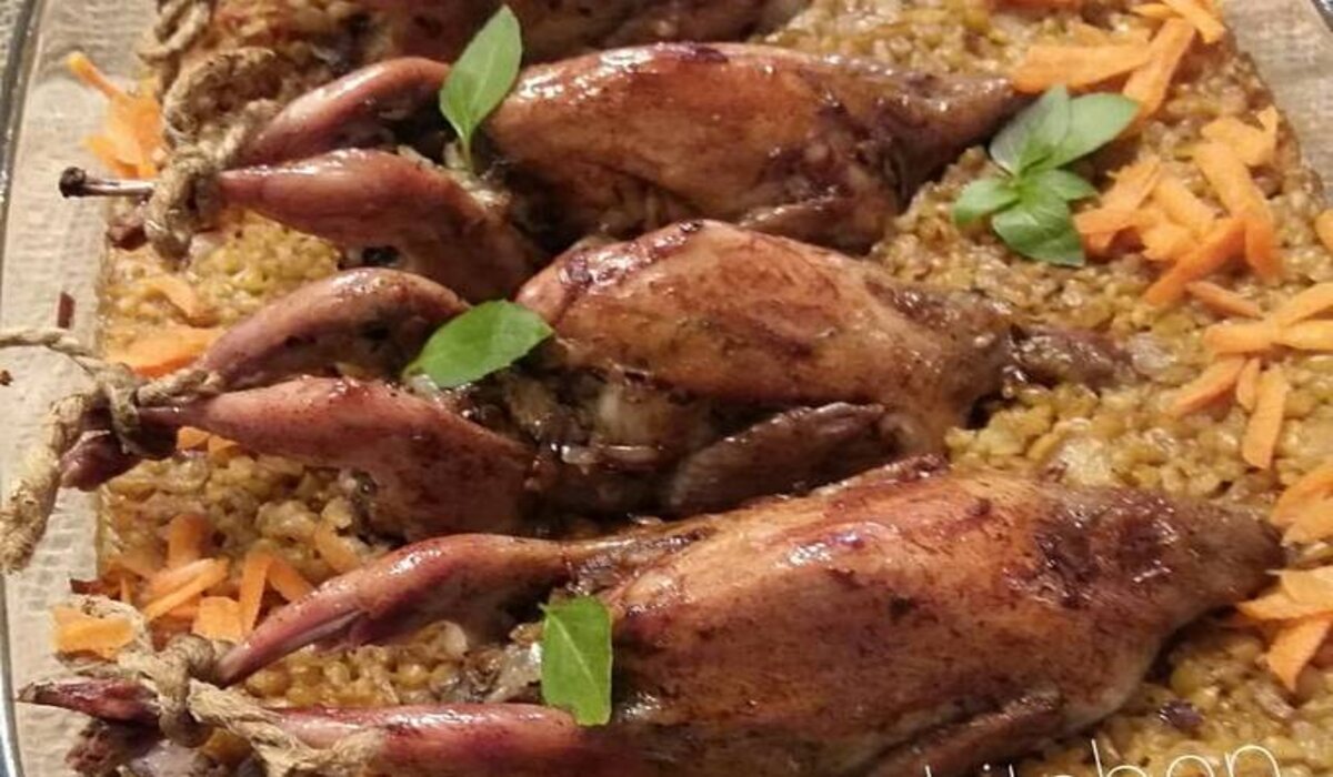 بطعم خطير هيفكرك بزمان.. طريقة عمل طاجن الفريك بالسمان المحشي بالأرز