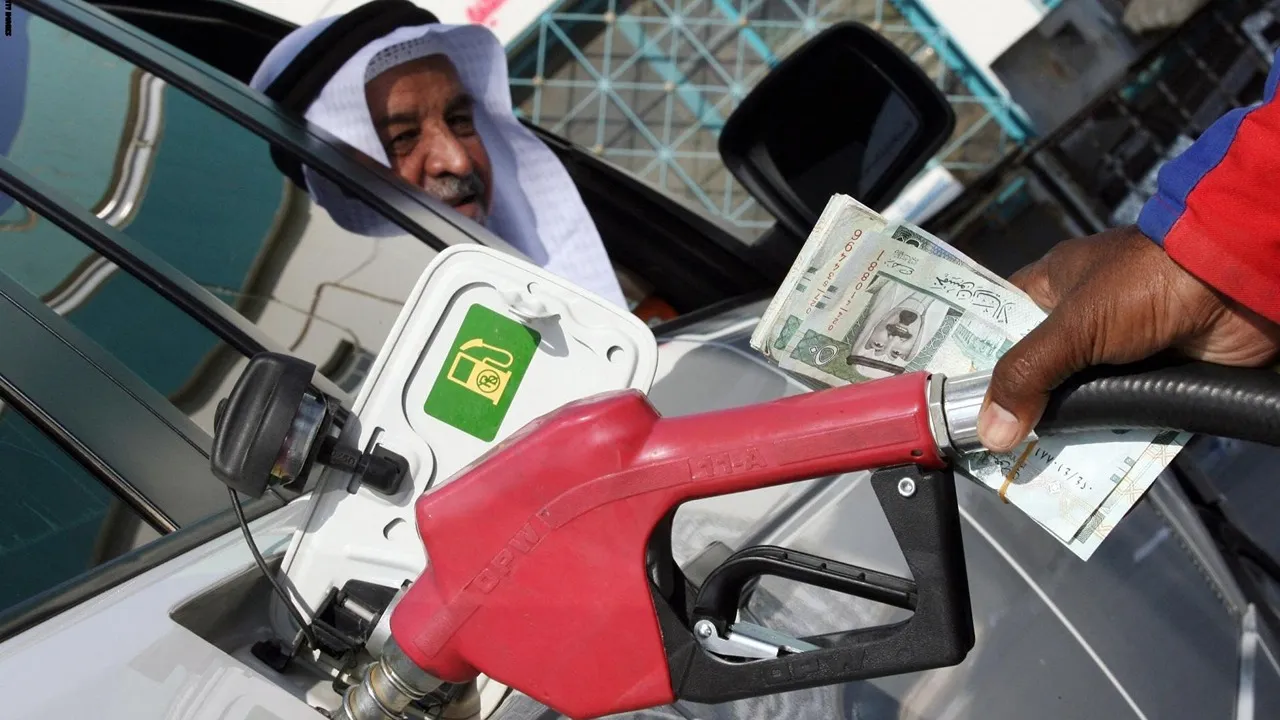 بكم اللتر؟.. أسعار البنزين في السعودية اليوم وفقًا لـ “أرامكو” بعد آخر ارتفاع للديزل واستقرار باقي المحروقات