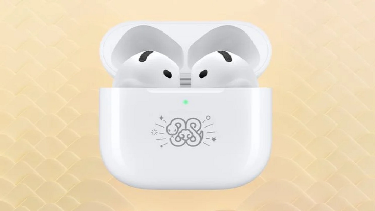 رسمياً احتفالاً بعام الأفعى .. شركة آبل تطلق إصدار خاص من “AirPods 4”