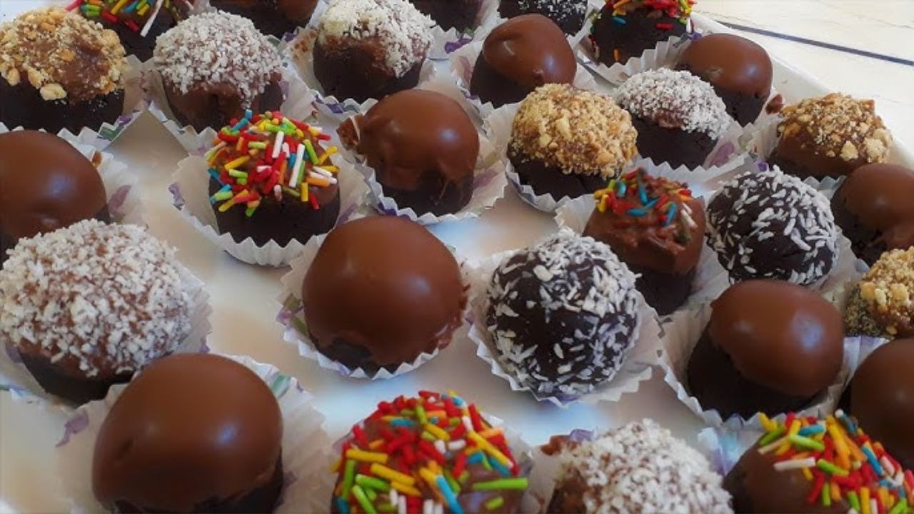 بمكونات بسيطة وطريقة سهلة .. جربي كرات البسكويت الشهية التي سيعشقها أطفالك بدلا من شرائها جاهزة