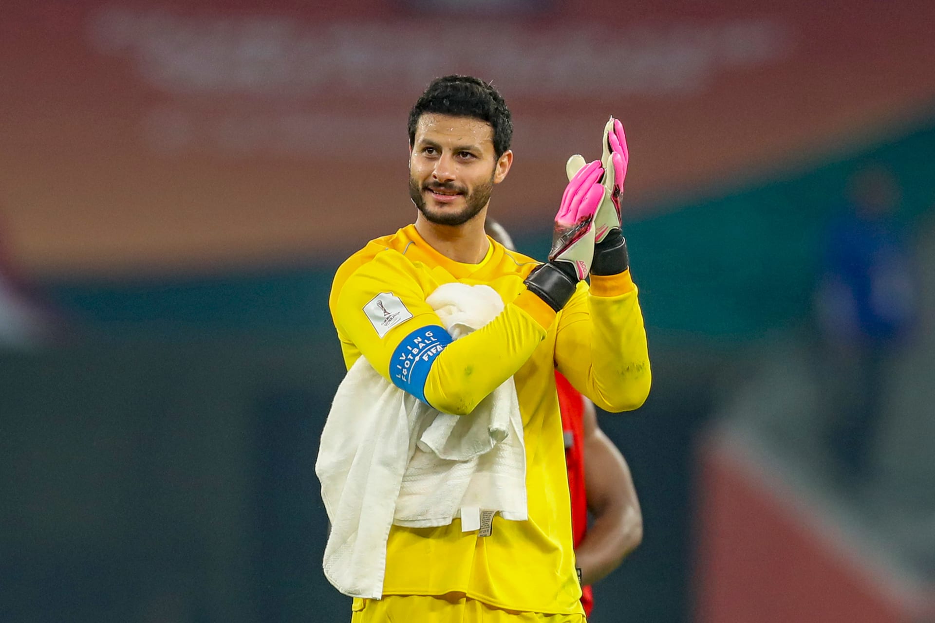 طلبات الشناوي لتجديد عقده مع الأهلي.. الأحمر في ورطة واللاعب يتمسك بموقفه