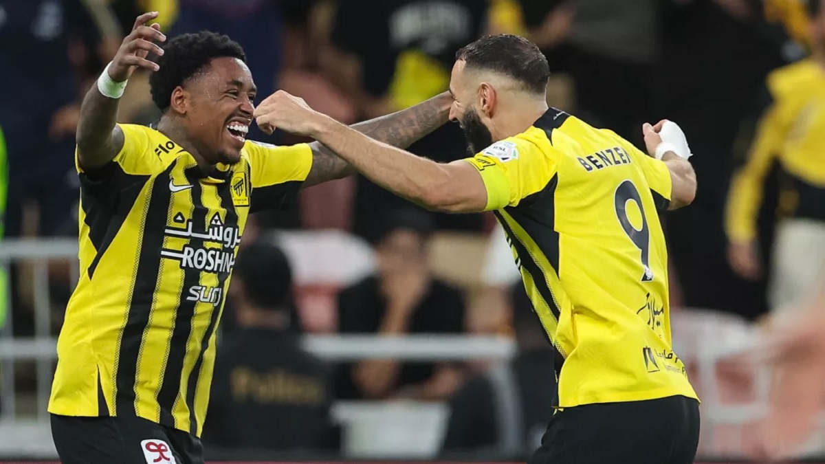 بعد مغادرته إلى هولندا.. هل يلحق ستيفن بيرجوين بمباراة الاتحاد والهلال؟