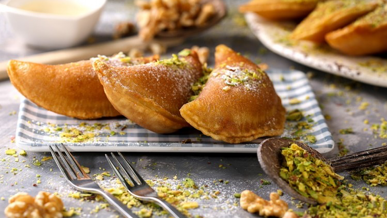 أساسية في رمضان .. طريقة عمل القطايف في المنزل مثل محلات الحلويات وبمكونات اقتصادية غير مكلفة