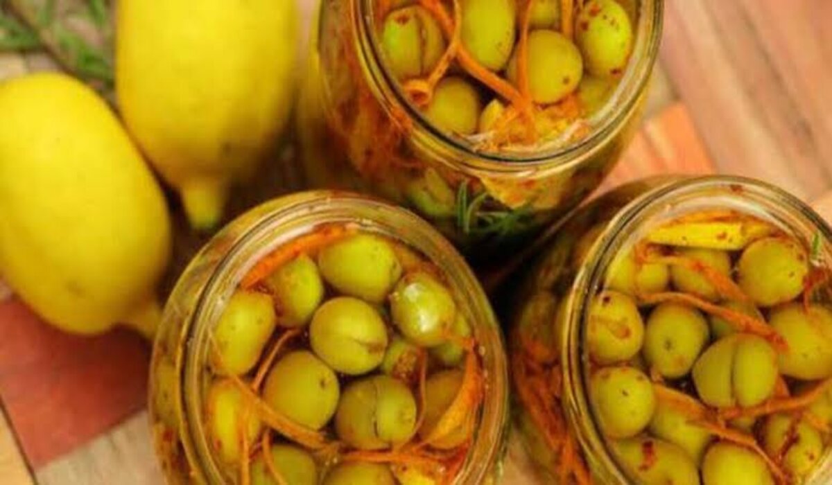 خلليه لرمضان.. طريقة عمل الزيتون المخلل بتريكات وأسرار المتخصصين فيه