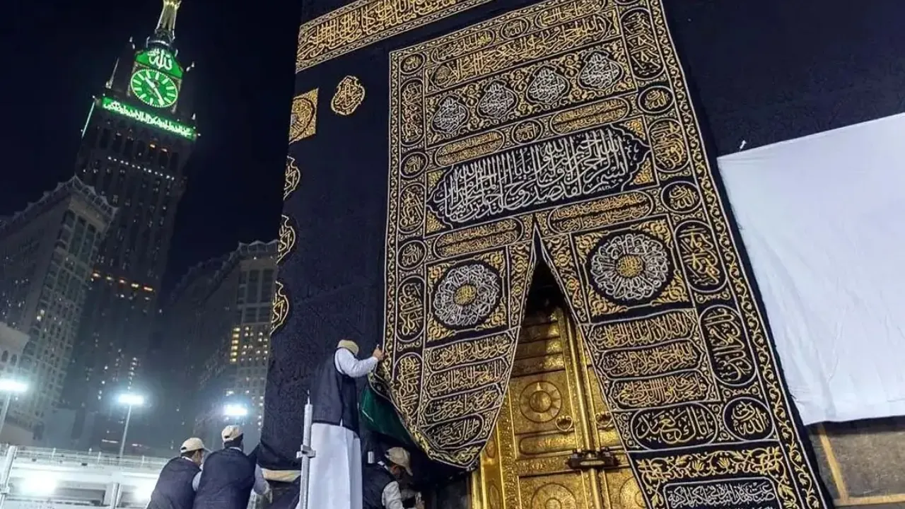 جدول أئمة الحرم المكي هذا الأسبوع 1446.. قائمة أسماء الأئمة والمؤذنين لكل صلاة