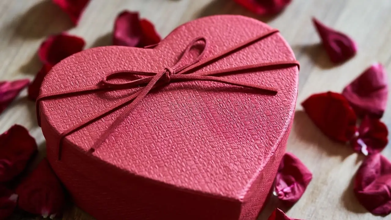 “valentine day” افكار هدايا عيد الحب 2025 جديدة ومميزة وأجمل رسائل لمشاركتها مع الأحباب