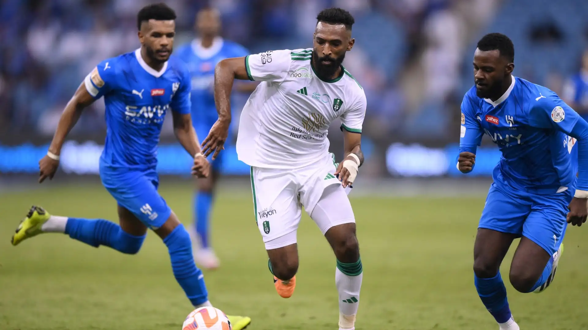 الأهلي يواجه الهلال بحسابات مختلفة في قمة الجولة 23