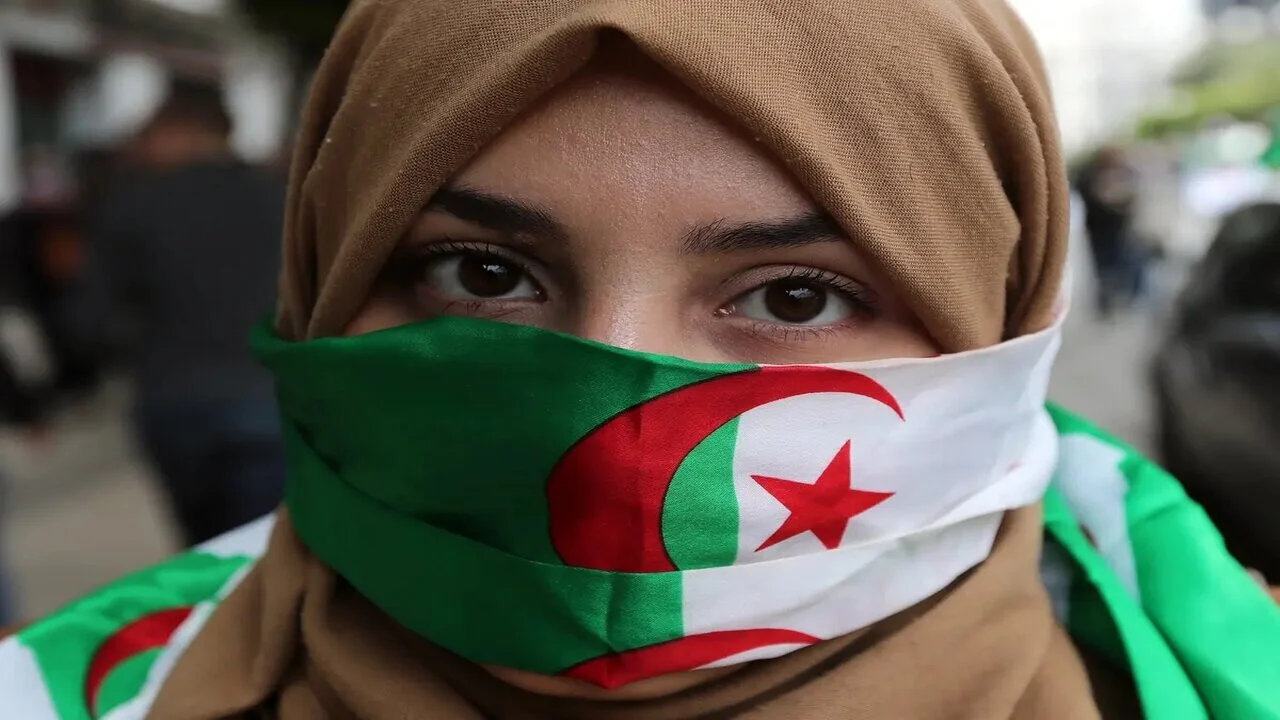 رابط التسجيل في منحة المرأة الماكثة بالبيت في الجزائر 2025.. الشروط والخطوات