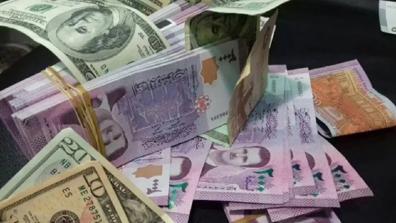 الليرة السورية تواصل تراجعها أمام الدولار وسط تحديات اقتصادية وتوقعات لشهر رمضان 2025