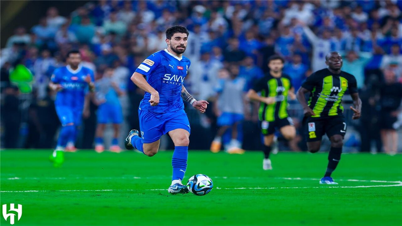 القنوات الناقلة لمباراة الهلال والاتحاد اليوم في دوري روشن 2025 + المعلق