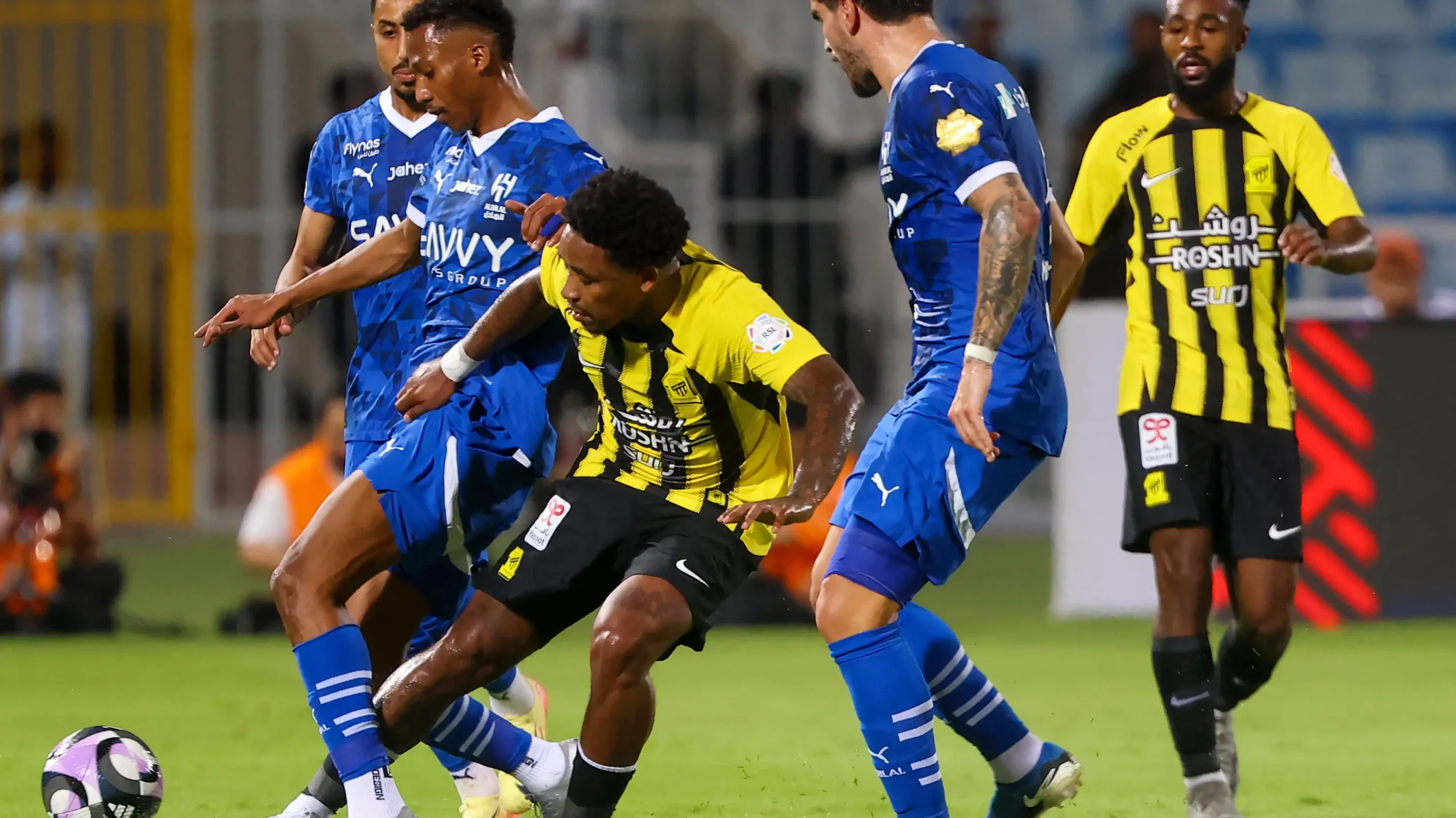 صراع تذاكر كلاسيكو الهلال والاتحاد يشتعل قبل ساعات من انطلاقها.. “فرمان ناري ضد الزعيم”
