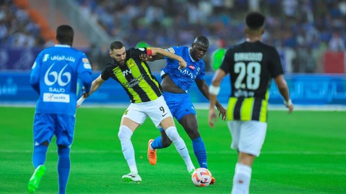 كلاسيكو السعودية .. القنوات الناقلة لمباراة الاتحاد والهلال اليوم في دوري روشن 2025 + المعلق