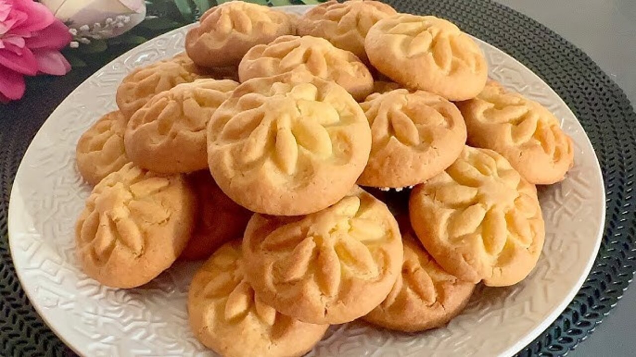 بمكونات بسيطة جداً اعملي بسكوت هش وناعم يذوب في الفم بدون زبدة