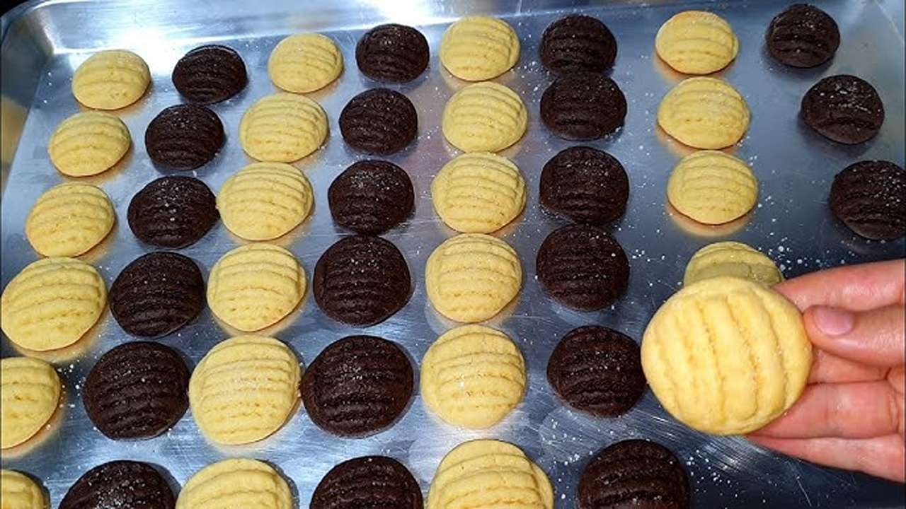 ببيضة واحدة وبمكونات بسيطة اعملي بسكويت النشا المقرمش وبيذوب في الفم