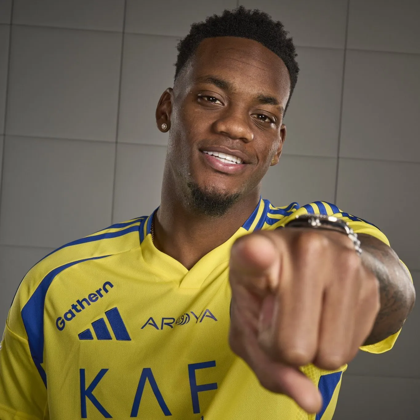 الصحف الكولومبية تحتفي بتألق جون دوران مع النصر في الكلاسيكو