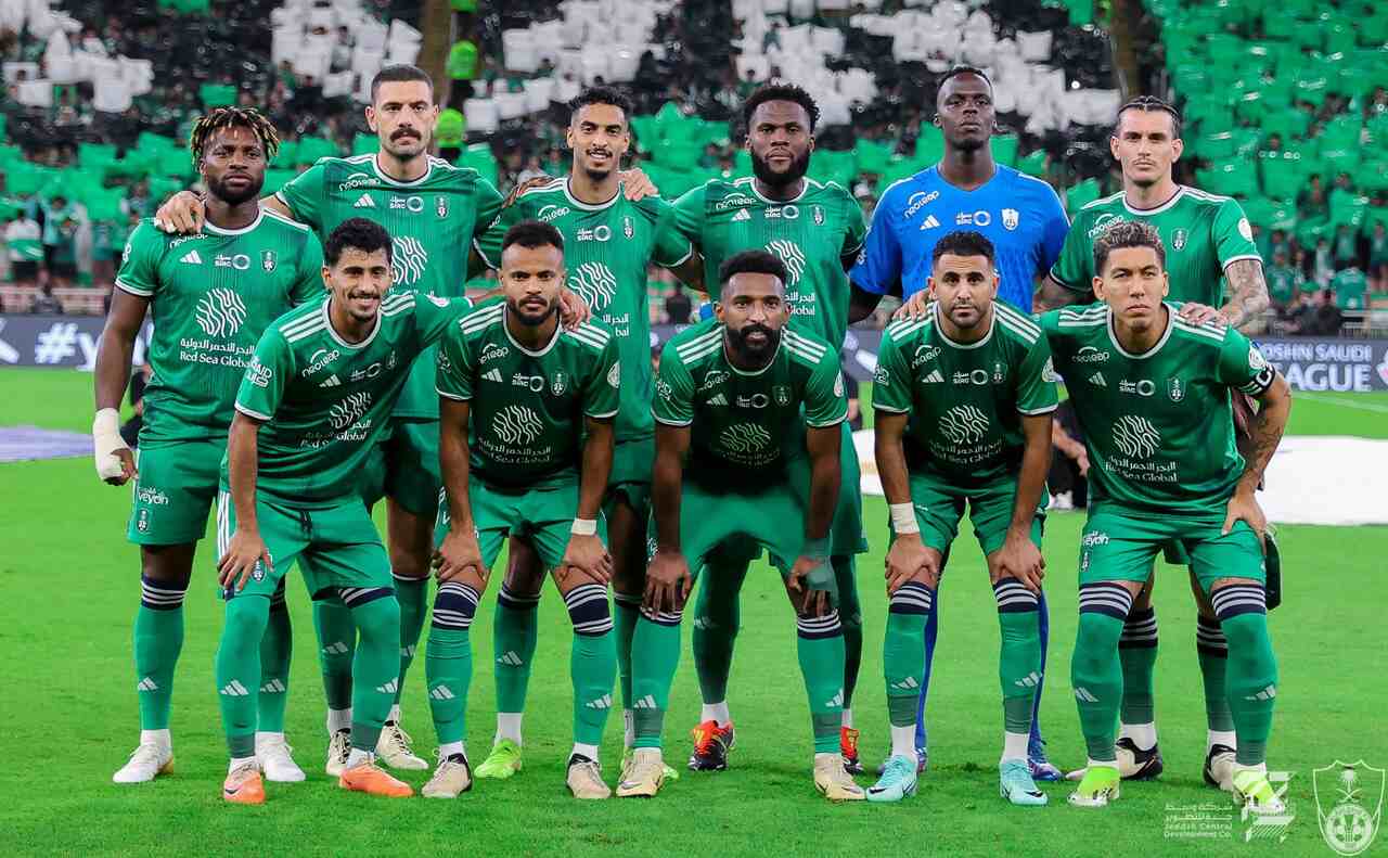 الأهلي يحافظ على خدمات نجمه ويجدد عقده “تفاصيل مدوية”