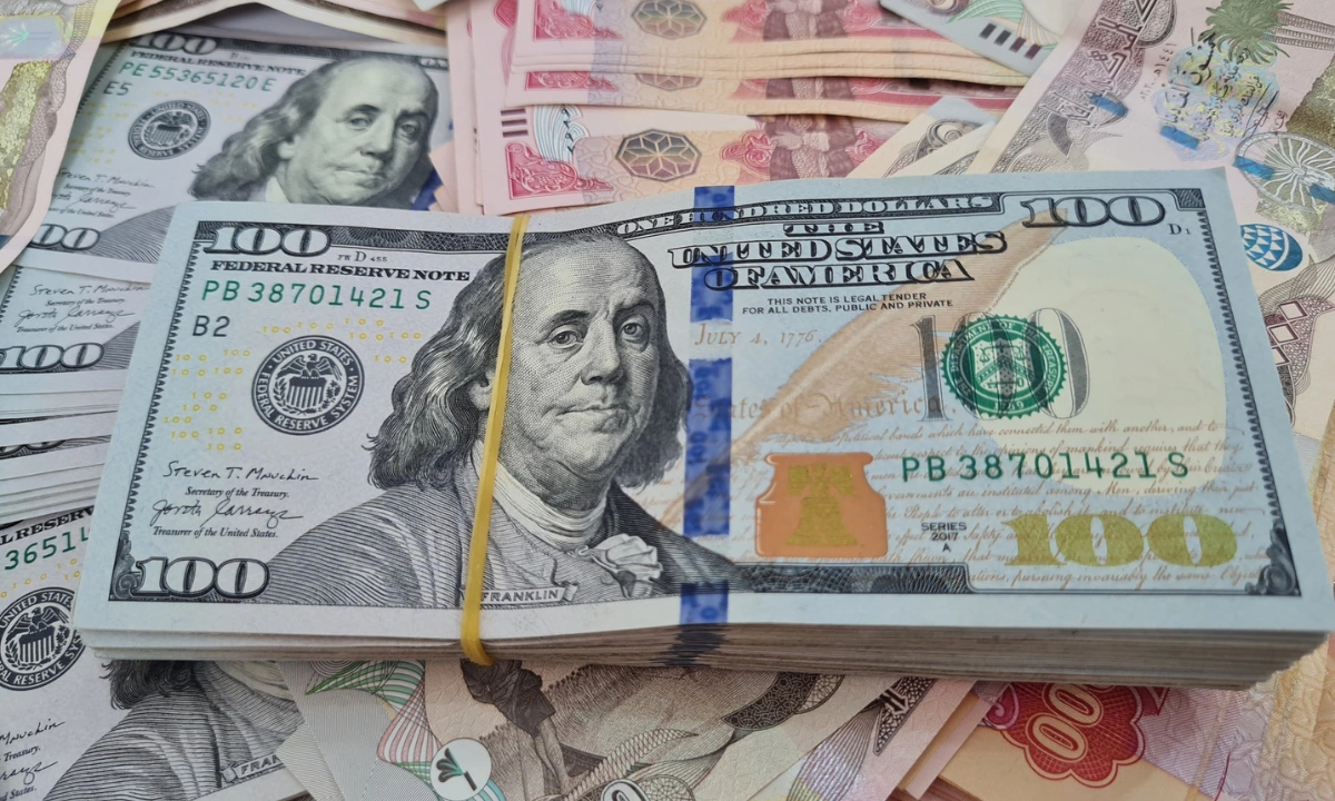 تراجعات صادمة.. سعر 100 دولار في العراق اليوم بعمليات الشراء والمبيع بالبورصة وأسواق العواصم