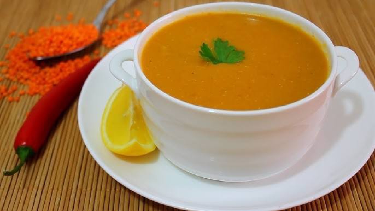 طريقة شوربة العدس الدافئة الحل لليالي الشتاء الباردة
