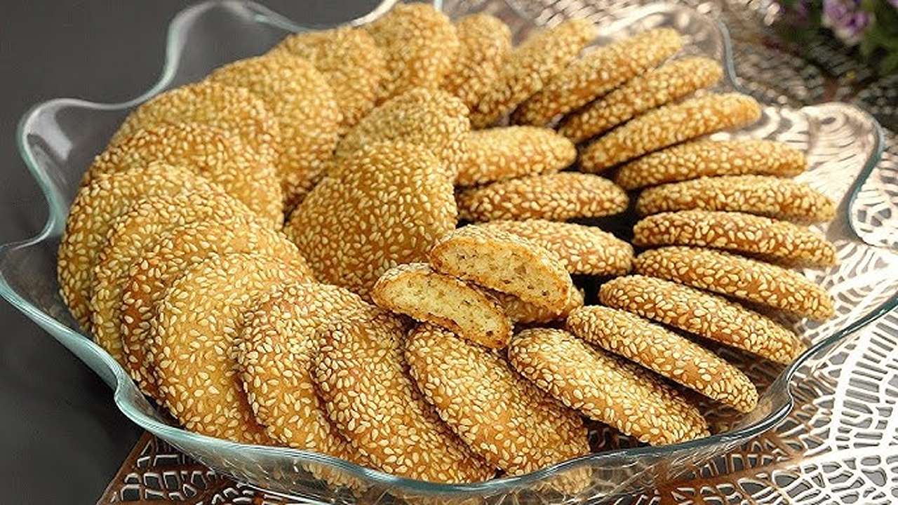 بسكويت السمسم المقرمش اعمليه في 10 دقائق بكل سهولة للافطار مع كوب الشاي