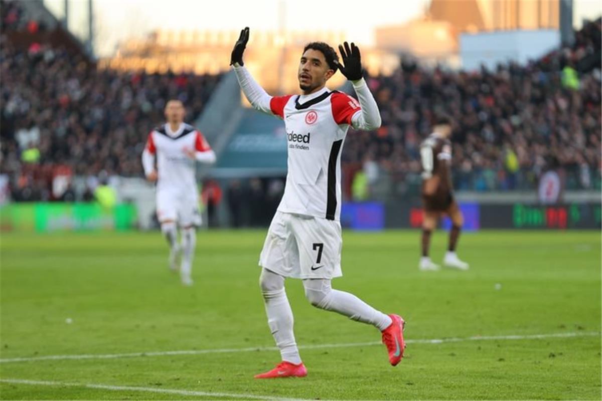 على الرغم من مغادرته الفريق .. عمر مرموش يتوج بلاعب الشهر في نادي آينتراخت فرانكفورت الألماني