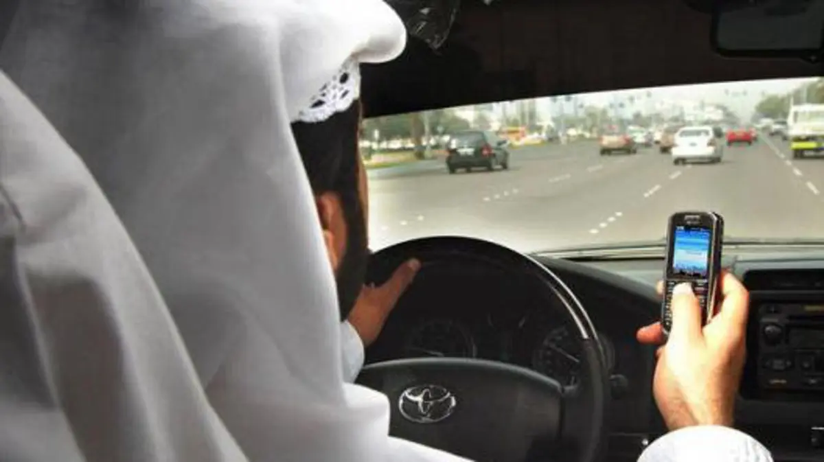 المرور السعودي يحذر.. غرامة تصل إلى 900 ريال سعودي لمن يستخدم الجوال أثناء القيادة
