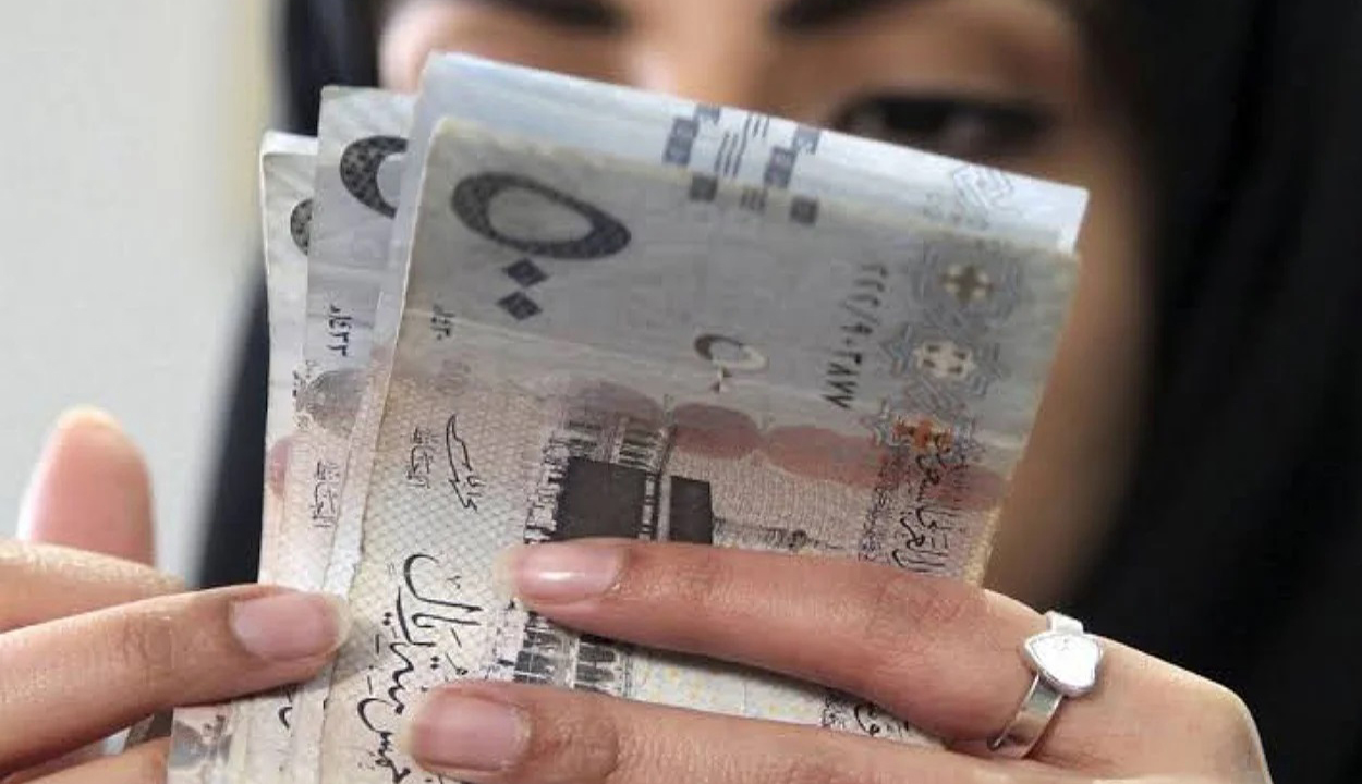 قرض للنساء الموظفات وربات المنزل بقسط من 375 ريال بدون مصاريف.. إليك الشروط والرابط