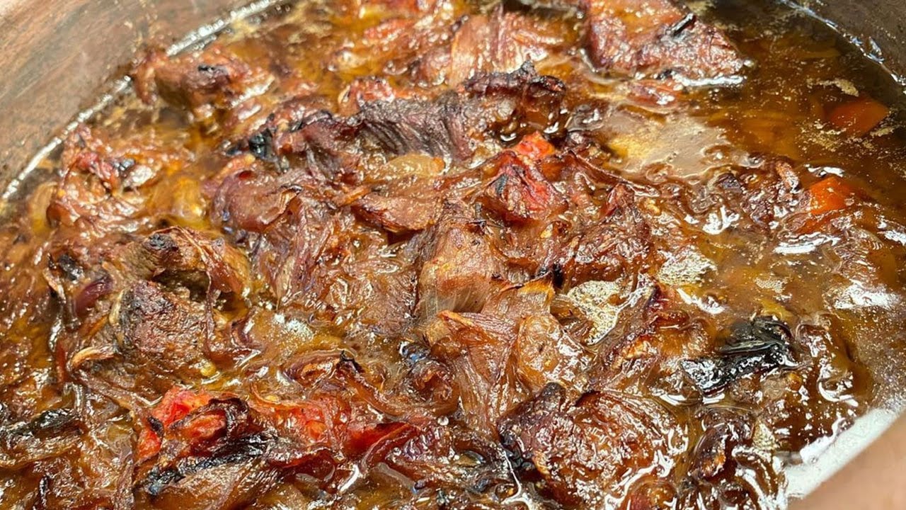 طريقة عمل طاجن اللحمة بالبصل زي المطاعم.. وجبة سريعة التحضير