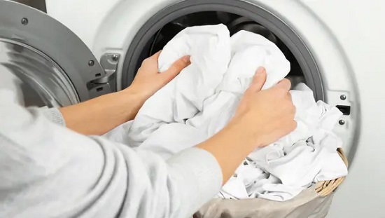 طرق فعالة لتنظيف الملابس البيضاء من البقع الصعبة مش هتندمي بعد ما تجربي هذه الخطوات