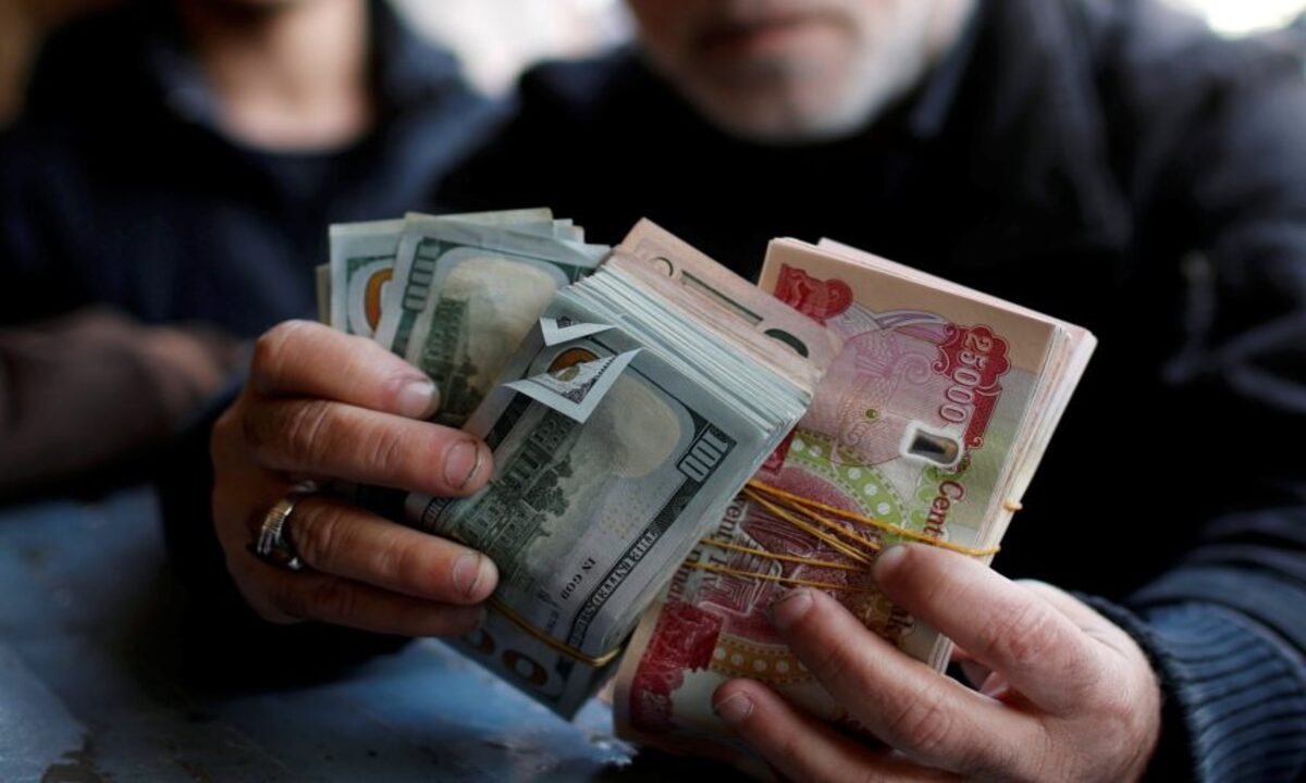 تقلبات حادة.. سعر صرف الدولار مقابل الدينار العراقي في بورصة الكفاح والحارثية ومكاتب الصيرفة الآن