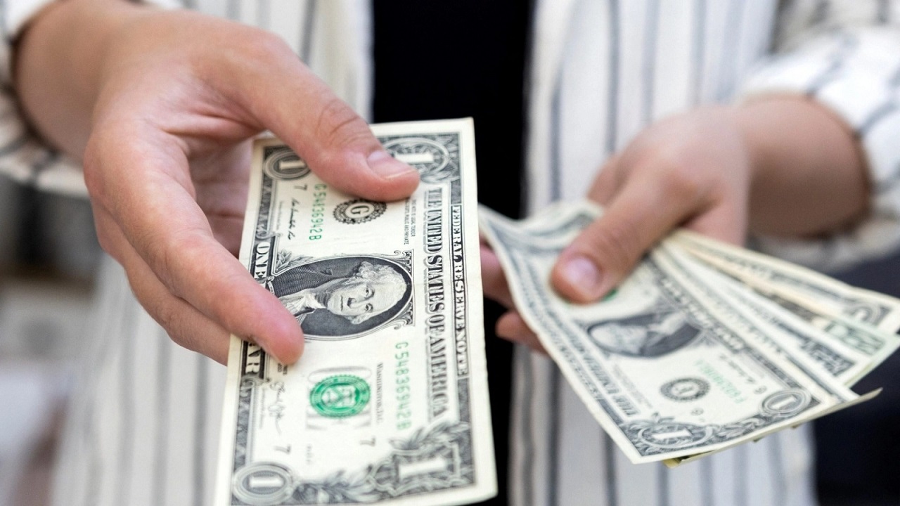 الليرة السورية تواصل التراجع… كم بلغ سعر 100 دولار مقابل الليرة السورية اليوم؟