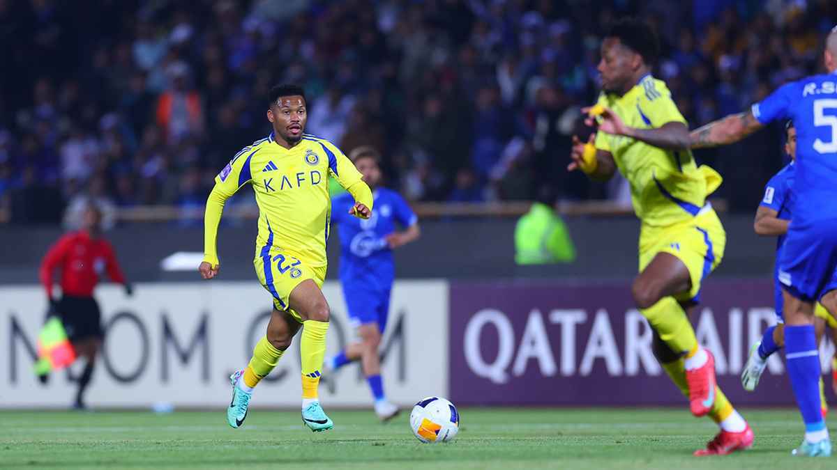 وليد الفراج يثير الجدل في مدرج النصر: “حقك الرئيسي في الملعب”
