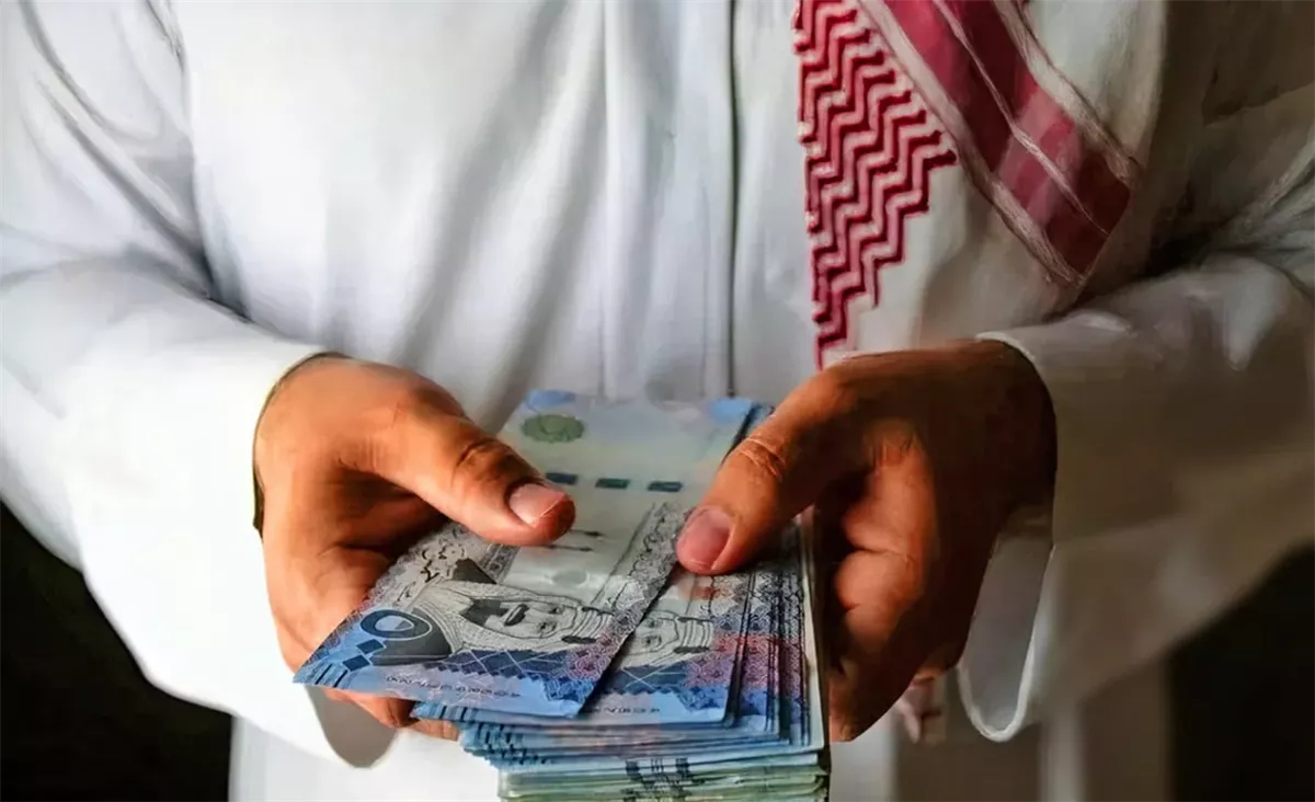 تبكير موعد صرف رواتب المتقاعدين لهذا الشهر 1446 وامر ملكي بإيداع زيادة 1000 ريال مكرمة ملكية للمستفيدين .. حقيقة أم شائعة!