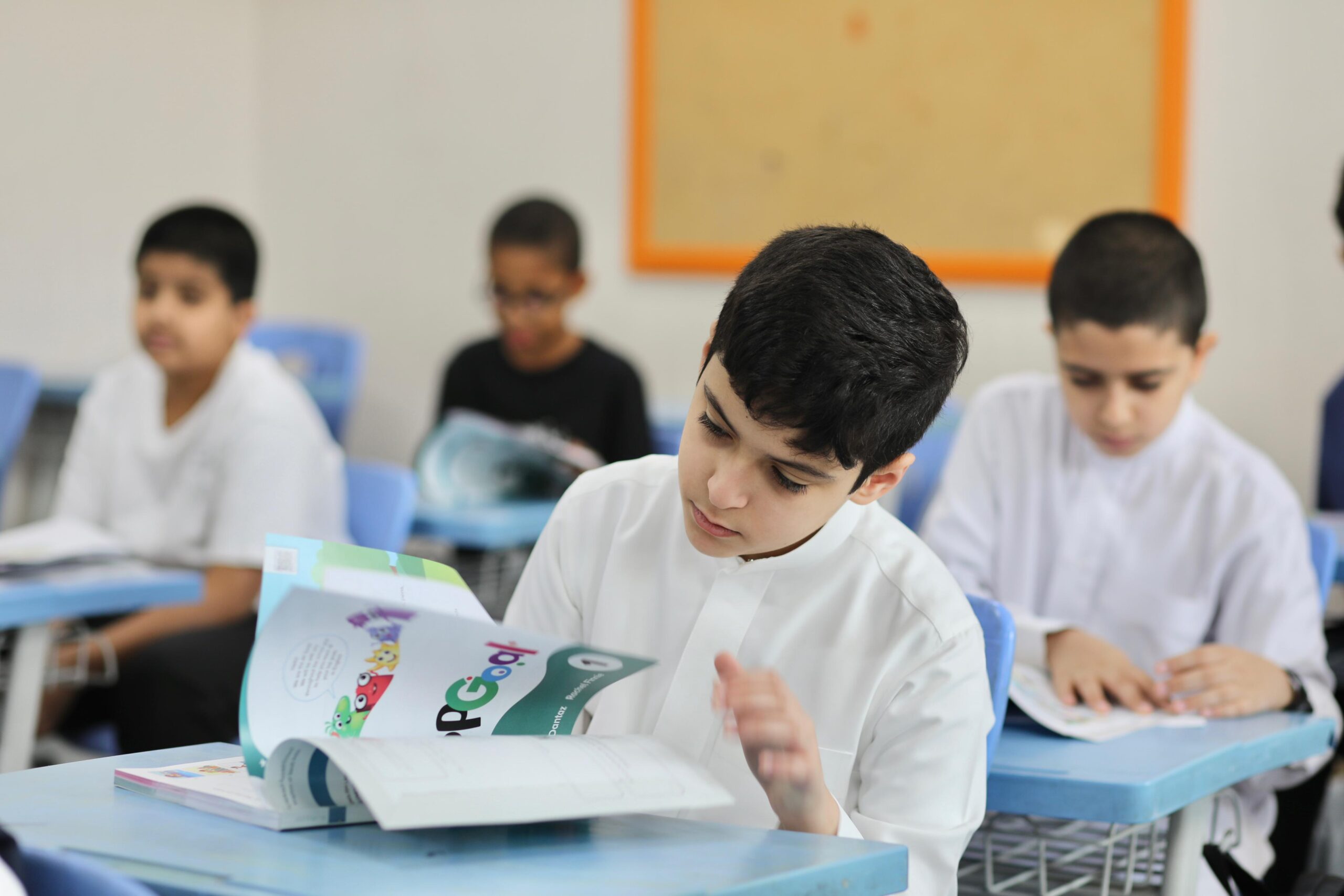 مختص يفاجئ الجميع وكشف تنسيق غياب الطلاب في رمضان.. والتحايل عبر واتساب