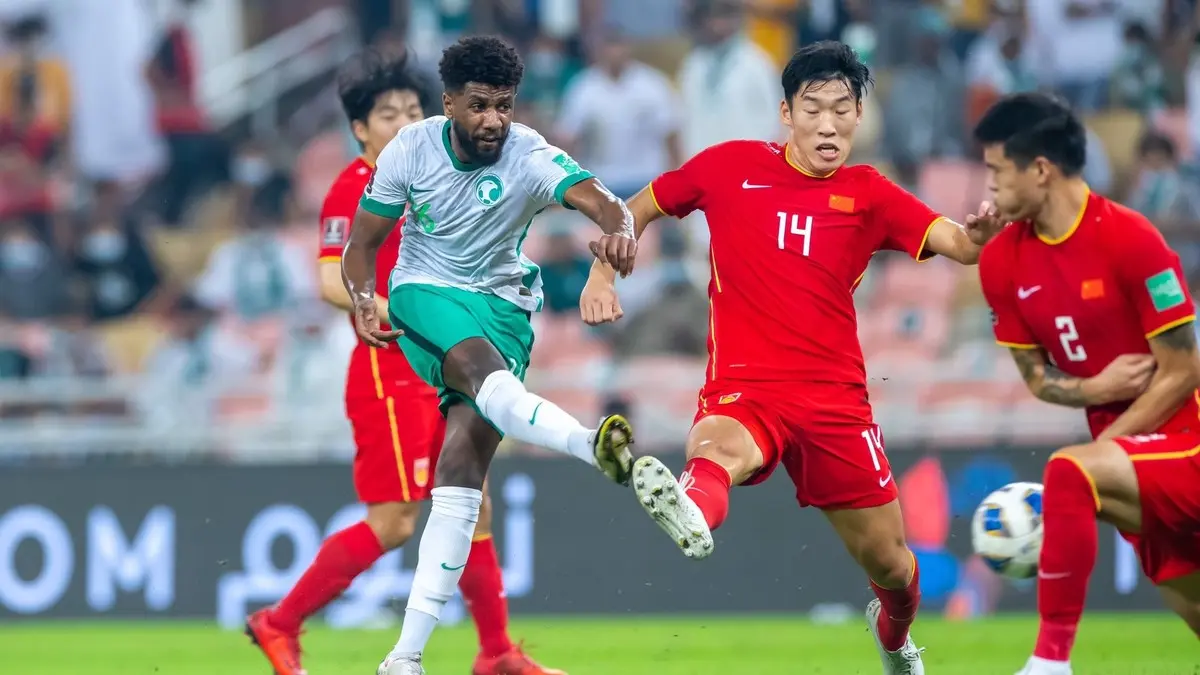 التنين في ضيافة الأخضر.. موعد مباراة السعودية والصين والقنوات الناقلة في تصفيات كأس العالم 2026 اليوم