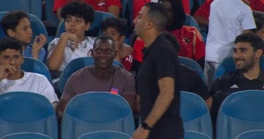 ديانج يشجع الأهلي من مدرجات استاد القاهرة في ليلة حصد اللقب بالدوري