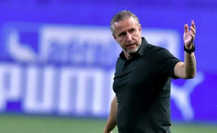 الزمالك يكشف عن تفاصيل التعاقد مع الروماني لاورينتو ريجيكامب لقيادة الفريق الأبيض