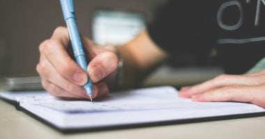 نشرة المنوعات.. حقيبة مخصصة لحمل الخبز وحيل مفيدة لحفظ المعلومات قبل ليلة الامتحان