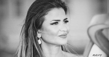 نشرة المنوعات.. كارين فهمي تتصدر العناوين بفضل مو صلاح وحقائب الكروشيه لنمط 2025