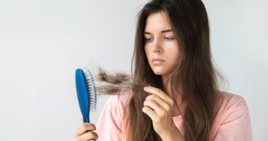هل يؤثر طعامك على صحة شعرك؟ احذر من 5 أطعمة تزيد من تساقطه