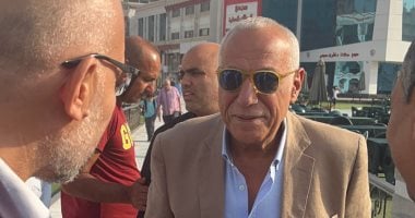 حسين لبيب يظهر للمرة الأولى بعد مرضه في عزاء والدة عمرو الجنايني